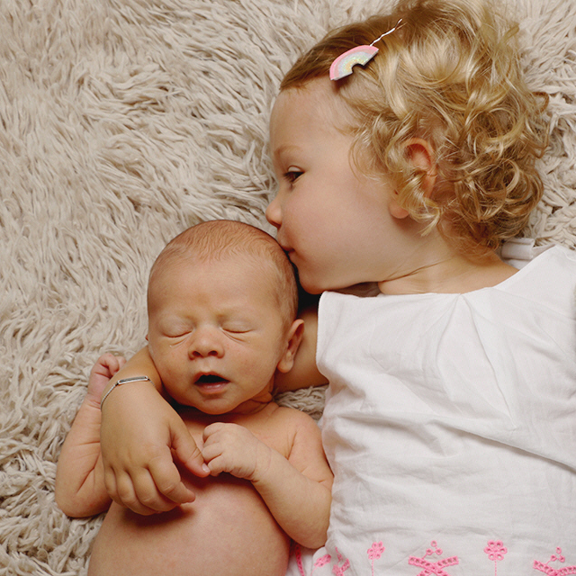 photographie d'une fille et d'un bébé