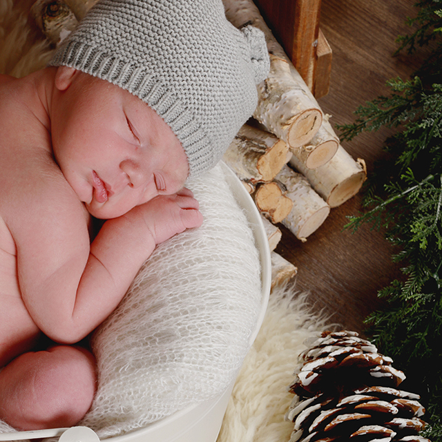 photo d'un bébé endormi avec des décorations de Noël